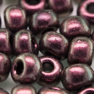 Preciosa Czech glass seed bead 32/0 Plummy-Haze Iridescent Metallic coated